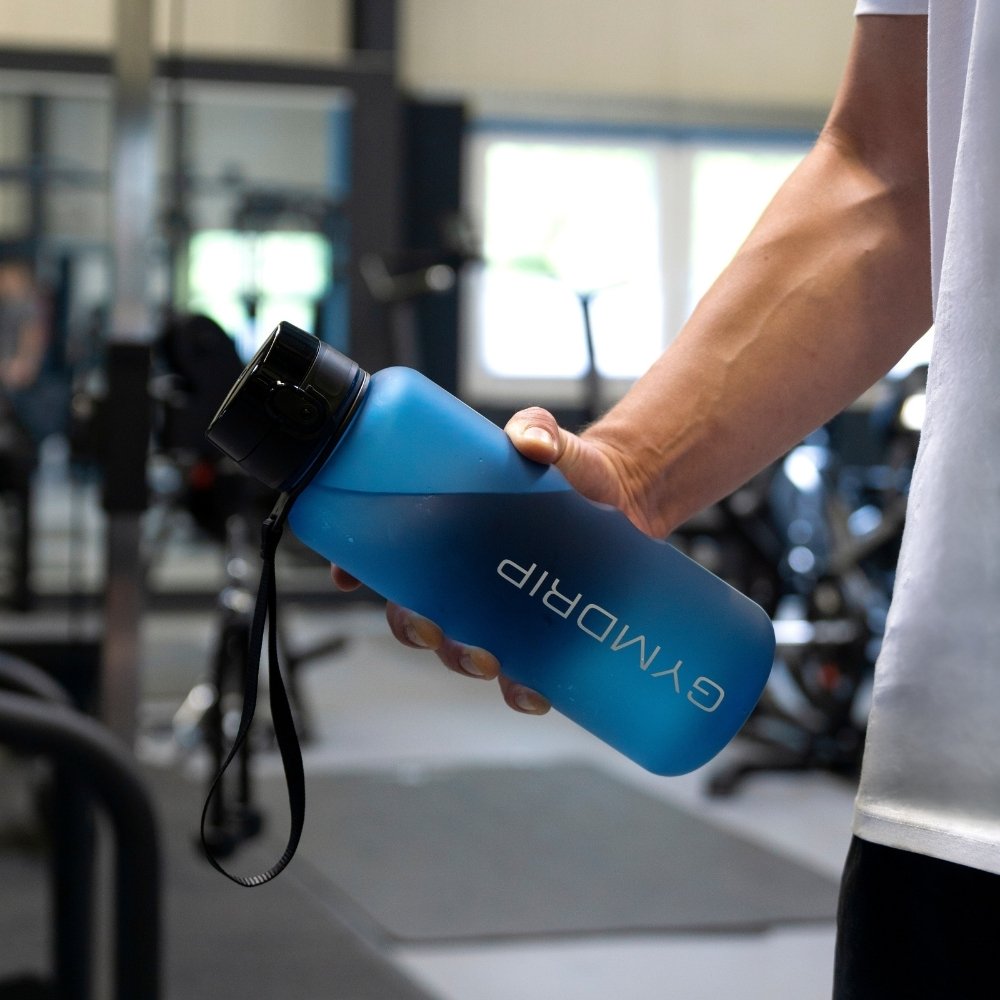 GymDrip PremiumBottle Trinkflasche beim Training im Gym