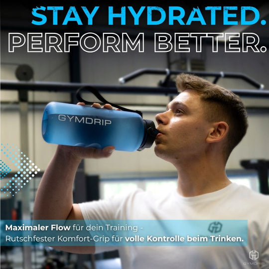 Athlet mit GymDrip Sport Trinkflasche 1500 ml im Gym-Workout